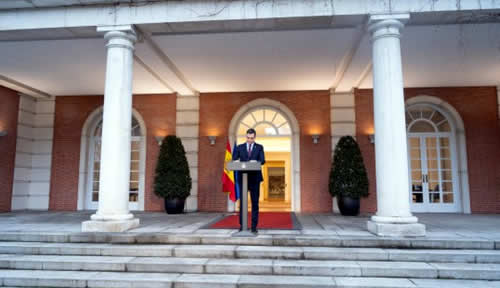 Pedro Sánchez compareciendo en la puerta de Moncloa